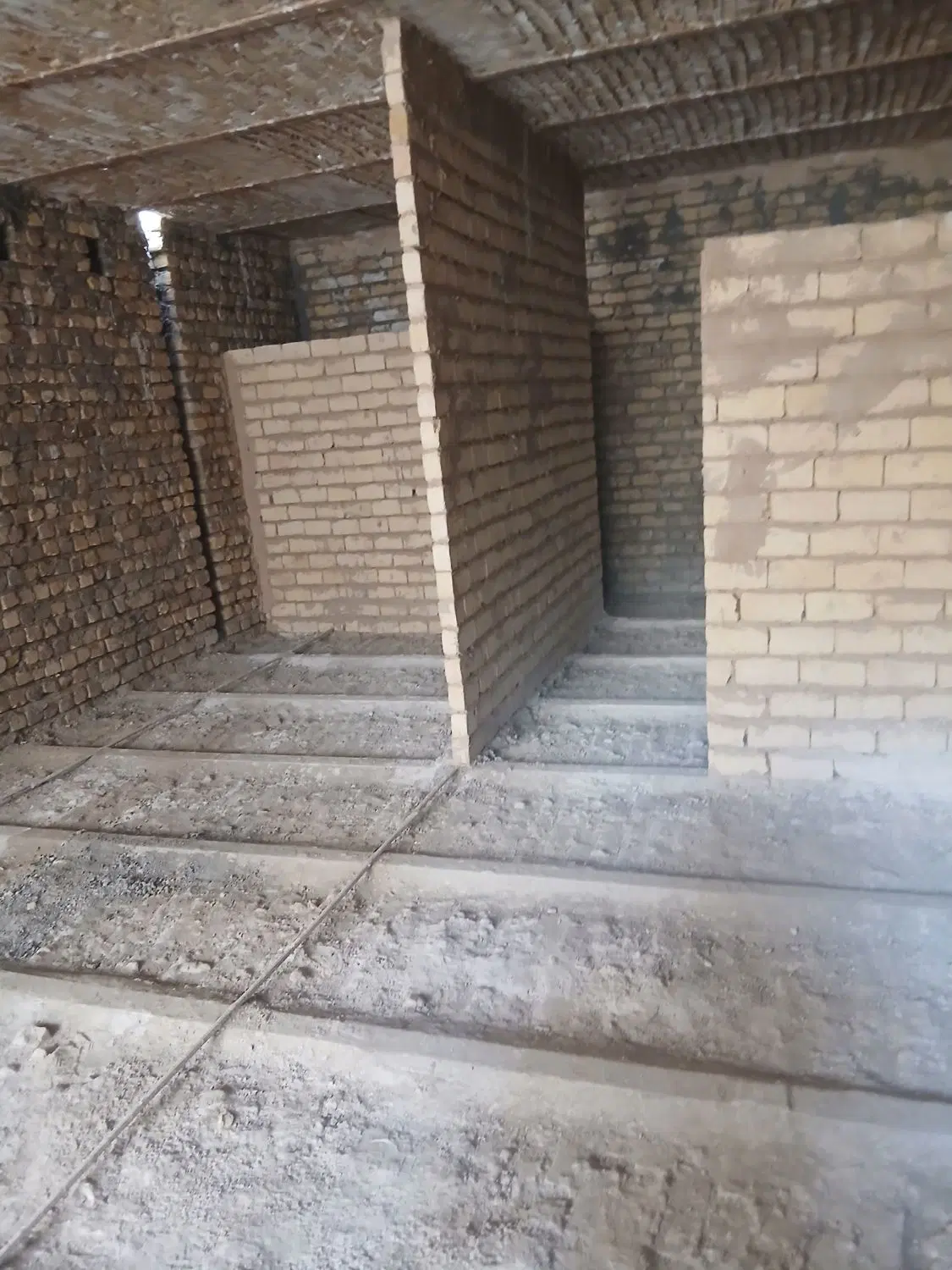 خانه نو ساز  نیمه ساخت