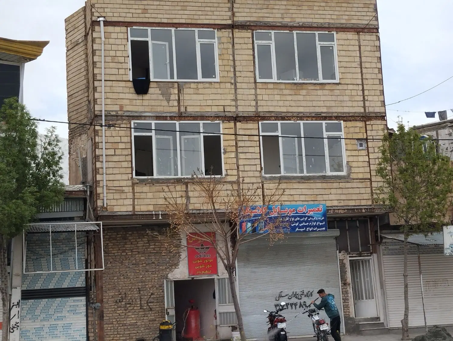 خانه بر خیابان اصلی