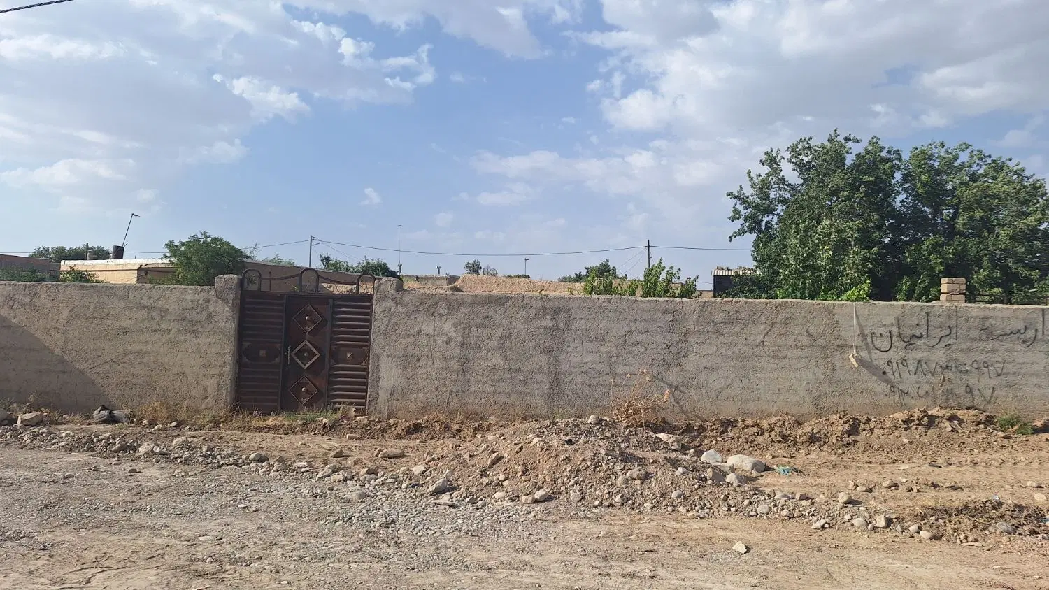 فروش زمین ویلایی ۲۵۰ متری با دیوارکشی کامل و درخت