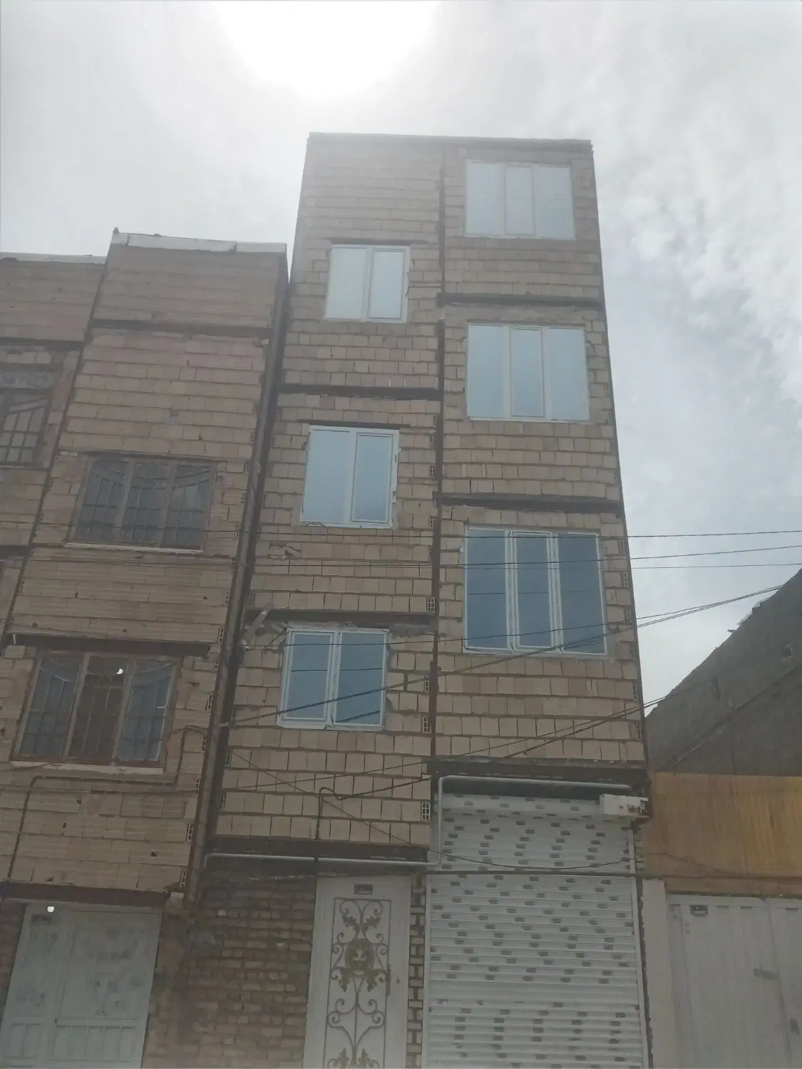 آپارتمان ۴طبقه یکجا به فروش میرسد