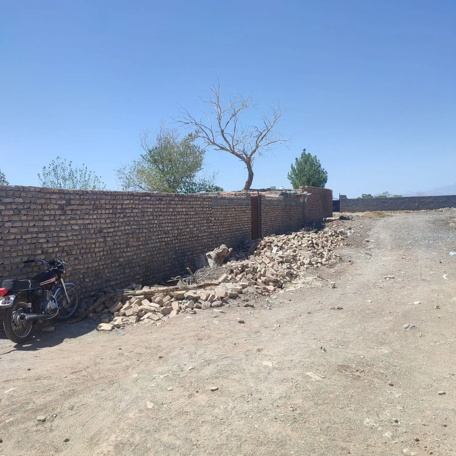 زمین چهاردیواری ابارش