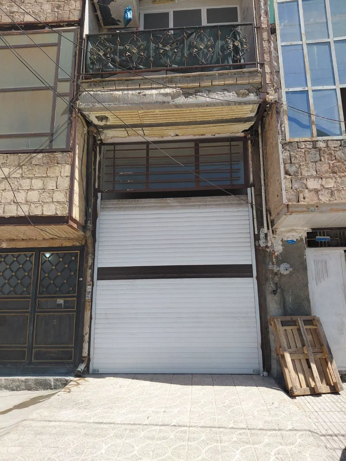 مغازه ۱۰۰ متری