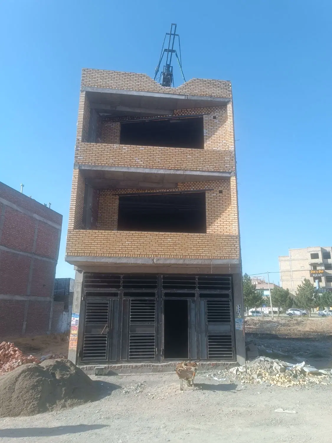ساختمان نیمه کاره