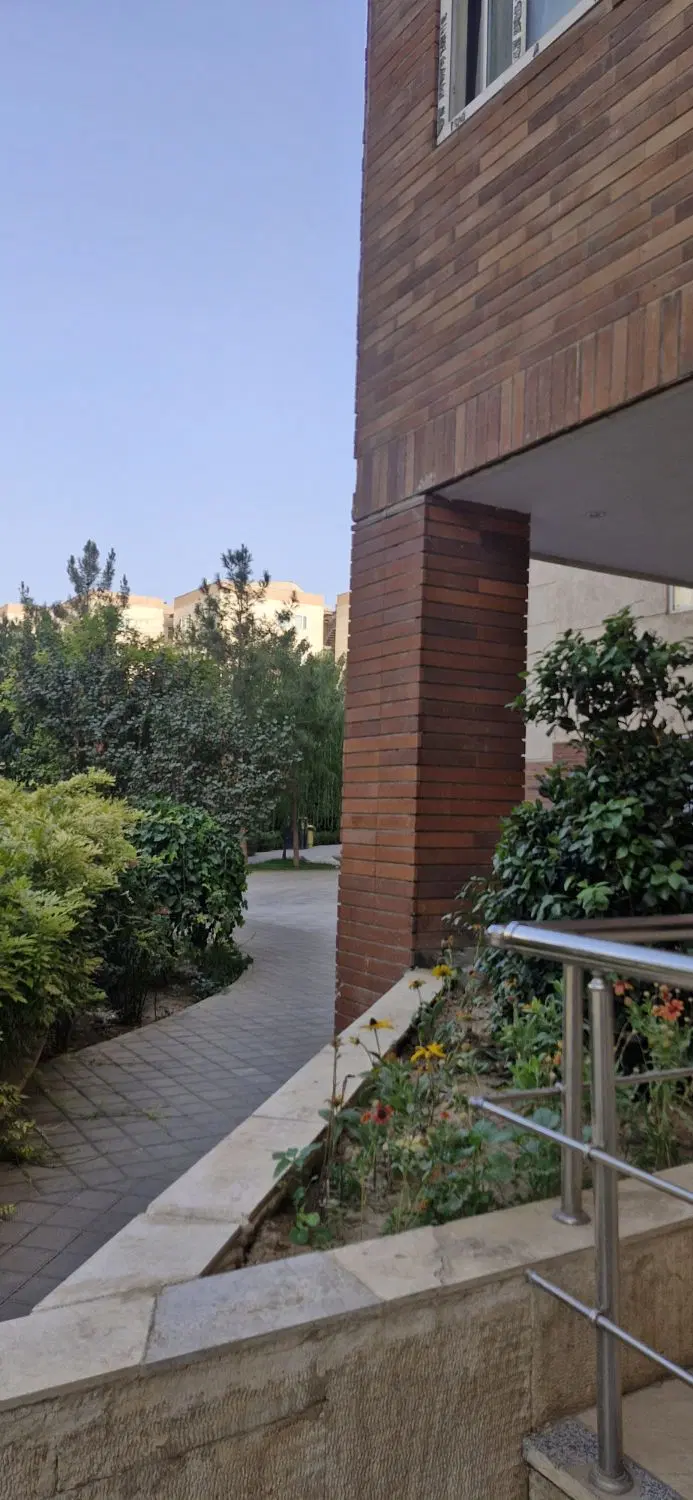 فروش آپارتمان با پارکینگ و انباری مجتمع نیاوران