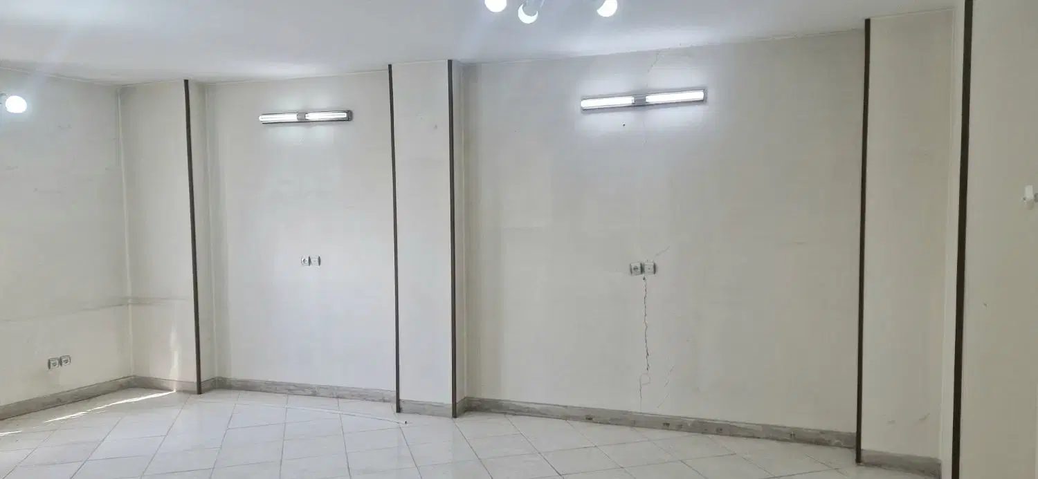 دفتر کار طبقه چهارم با آسانسور بر خیابان اصلی