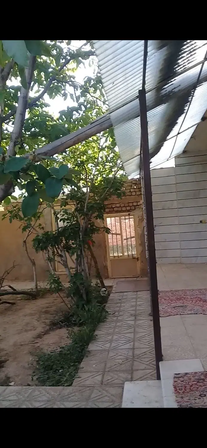 خانه ویلایی حدود ۴۰۰متر زمین ۸۰ متر