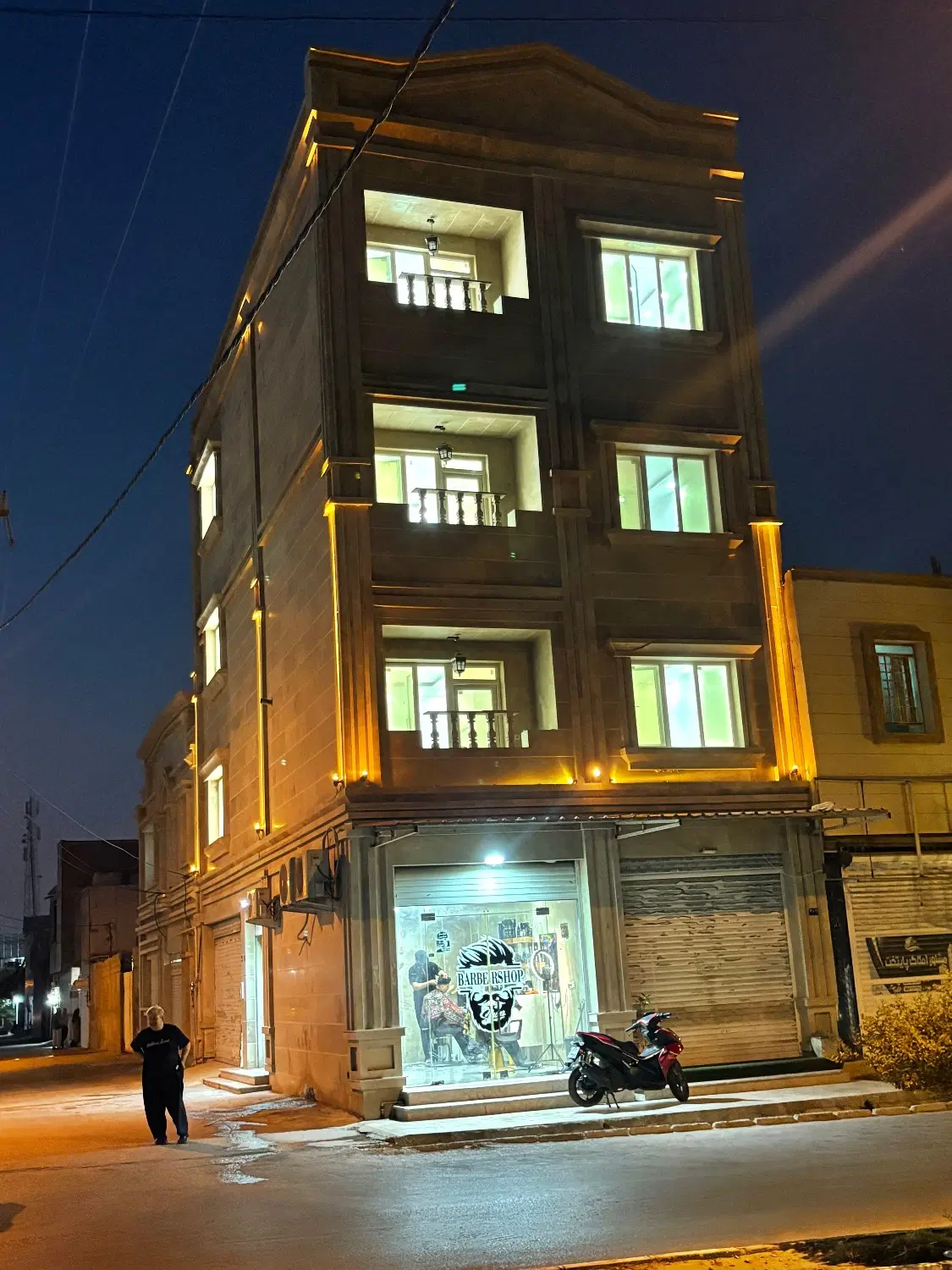 ساختمانه سه واحدی با پارکینگ در تنگک اول