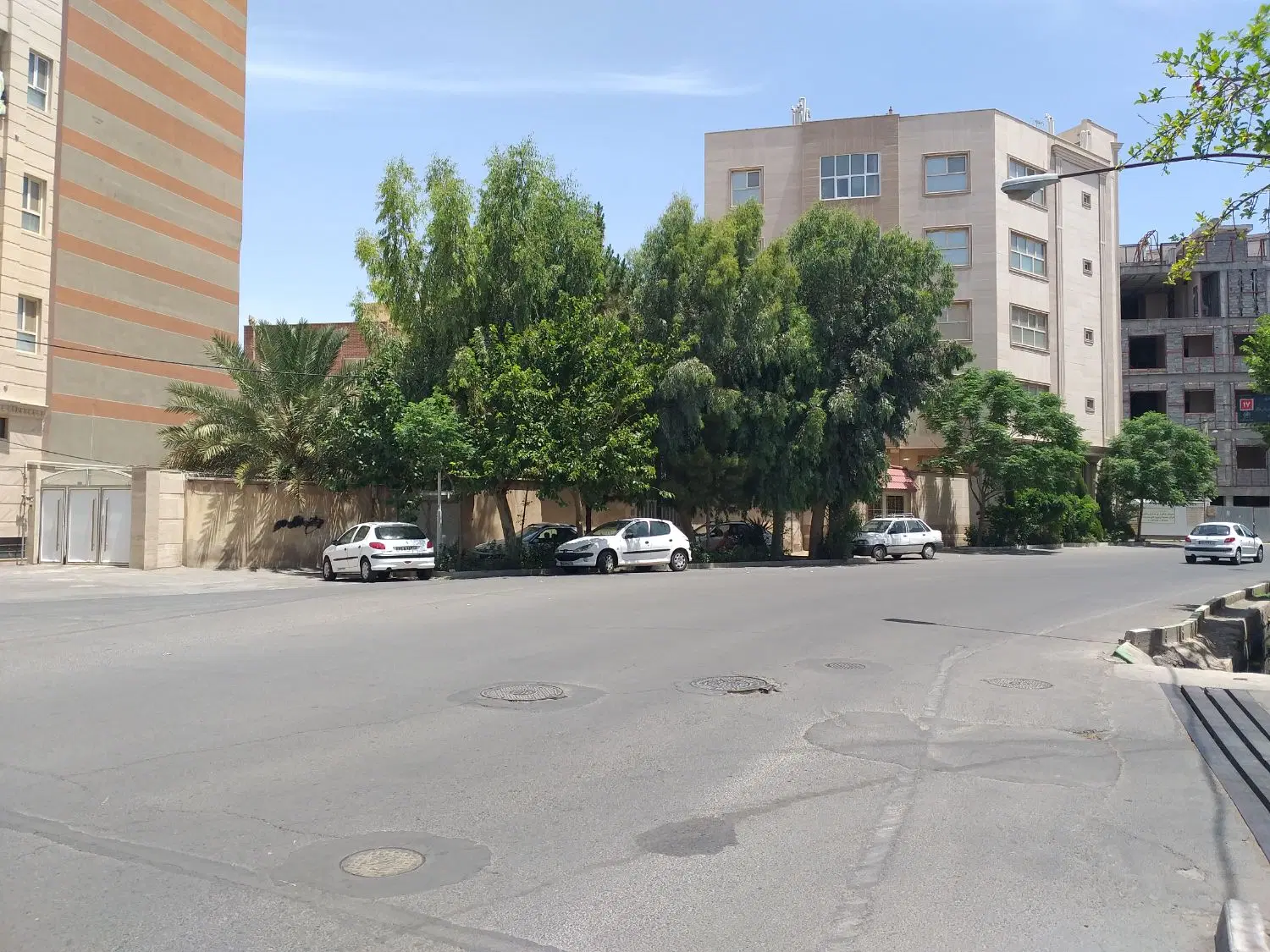 135 متر دو طبقه بر خیابان ۲۰ متری حائری