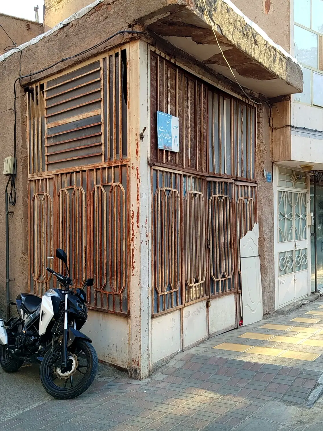 مغازه تجاری سر نبش خیابان۲۲ بهمن