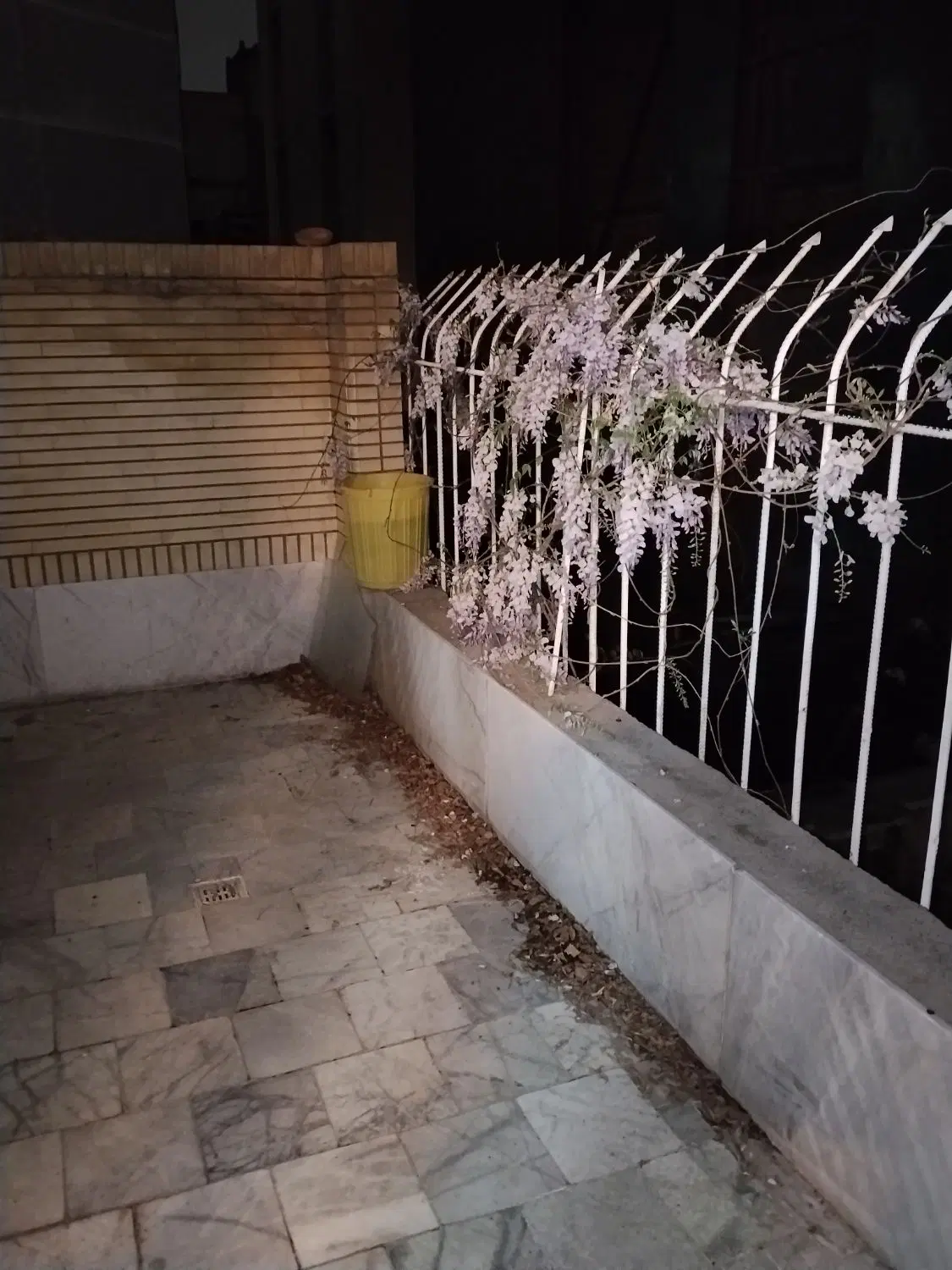 چهارراه ورزش، نزدیک بازار و ایستگاه اتوبوس