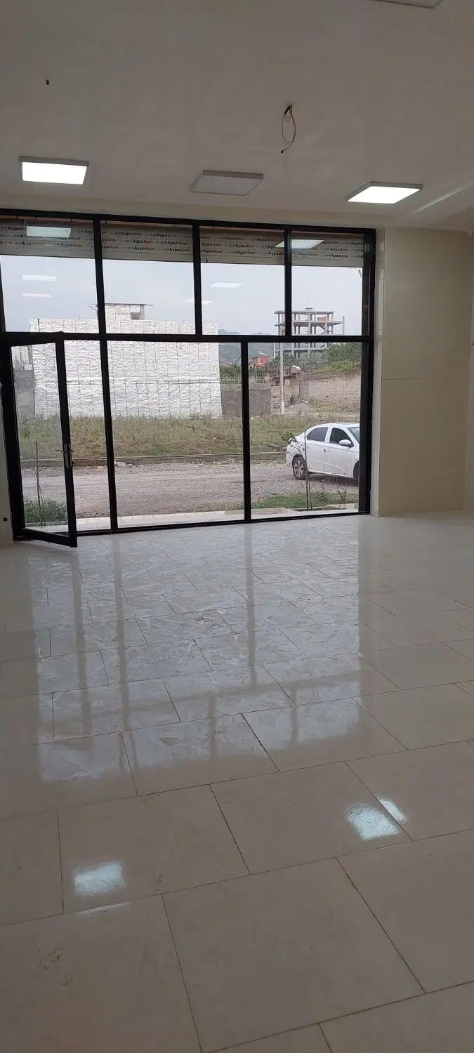 مغازه وسالن حدودا ۶۷ متری ارتفاع ۴متری نزدیک جاده