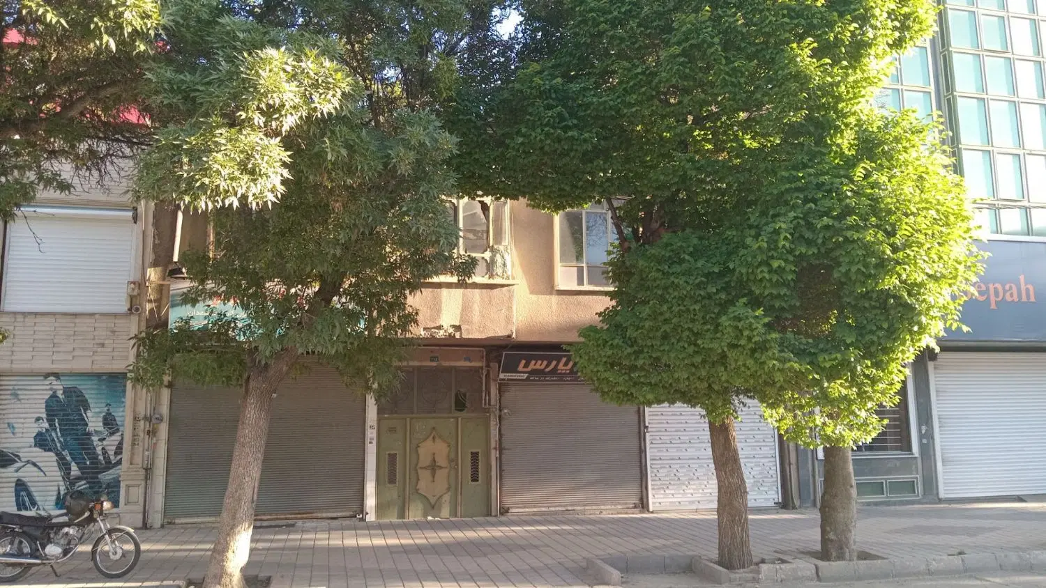 ملک تجاری مسکونی بر خیابان شریعتی