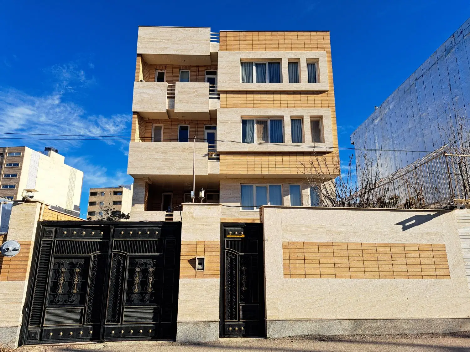 یک واحد اپارتمان ۱۰۰متری واقع در ضلع جنوبی مصلی