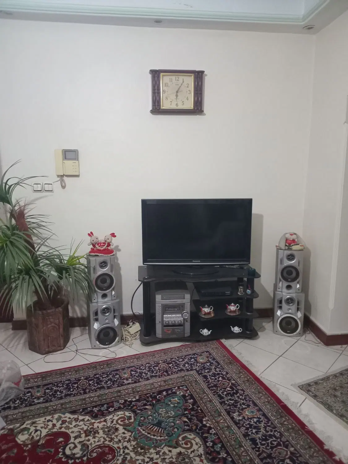همخانه خانم میپذیرم