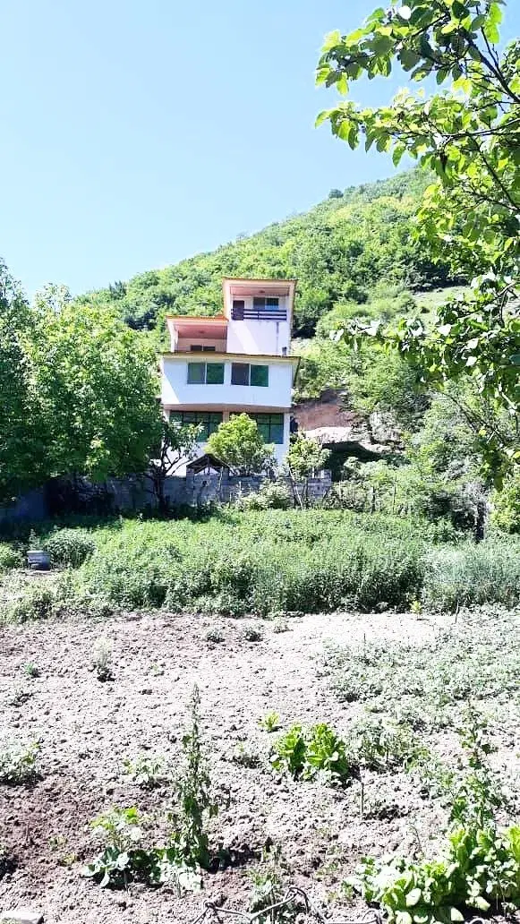 ویلا ییلاقی وسط کوه وکمن دسترسی عالی مبله ویوابدی