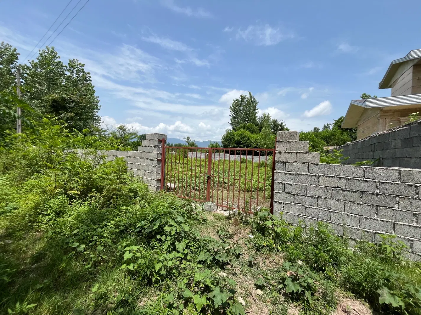 زمین چهاردیواری مسکونی دیوار کشی شده