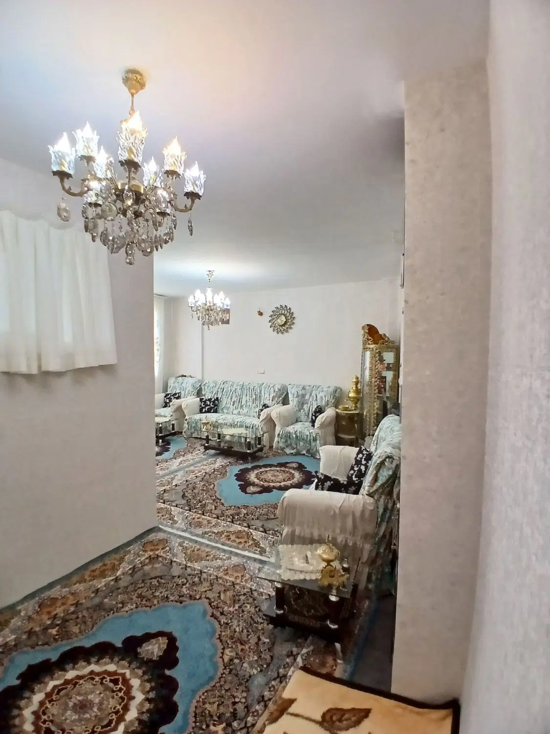 حیاط سه طبقه