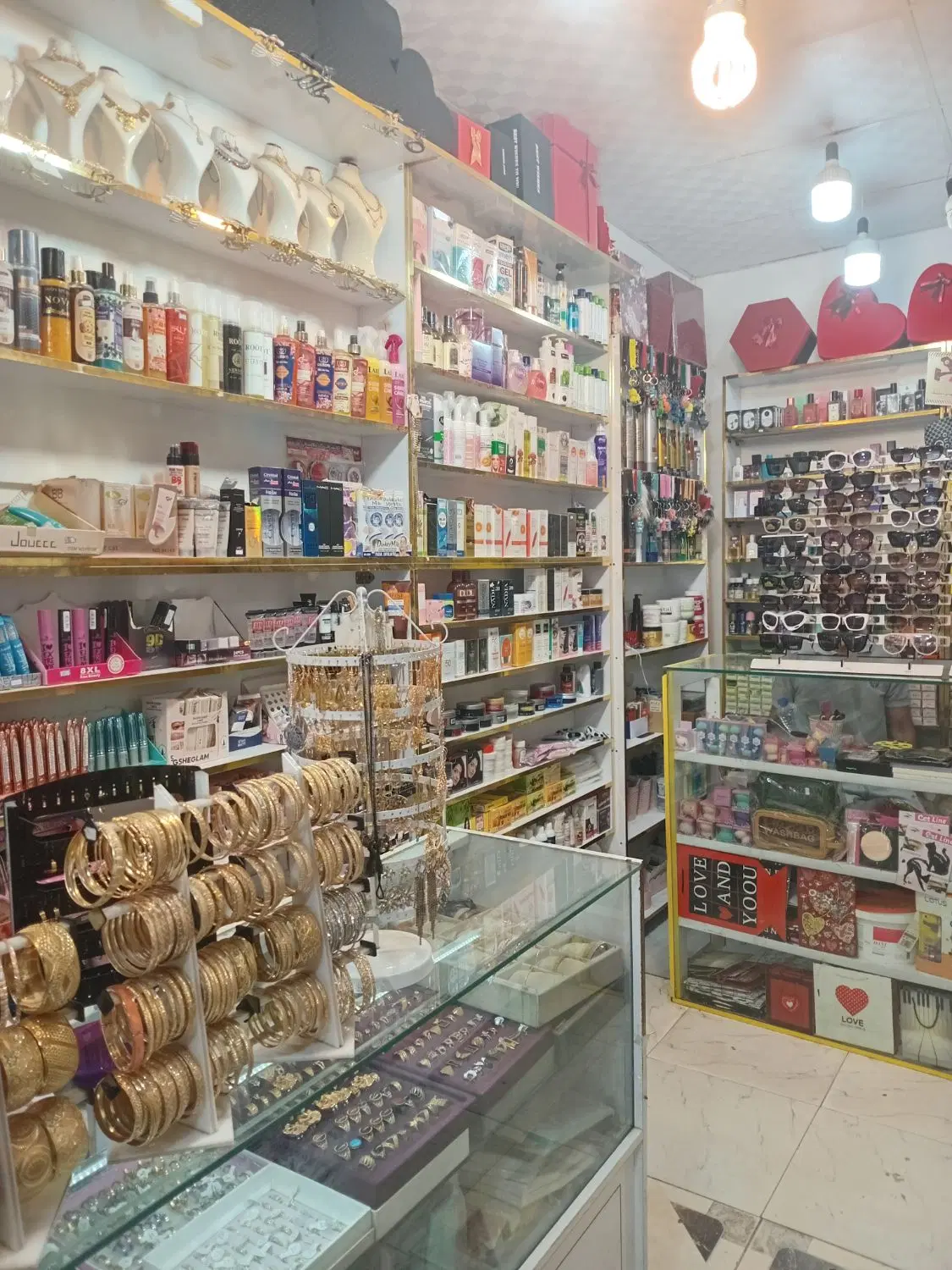 واگذاری مغازه لوازم ارایشی بدلیجات