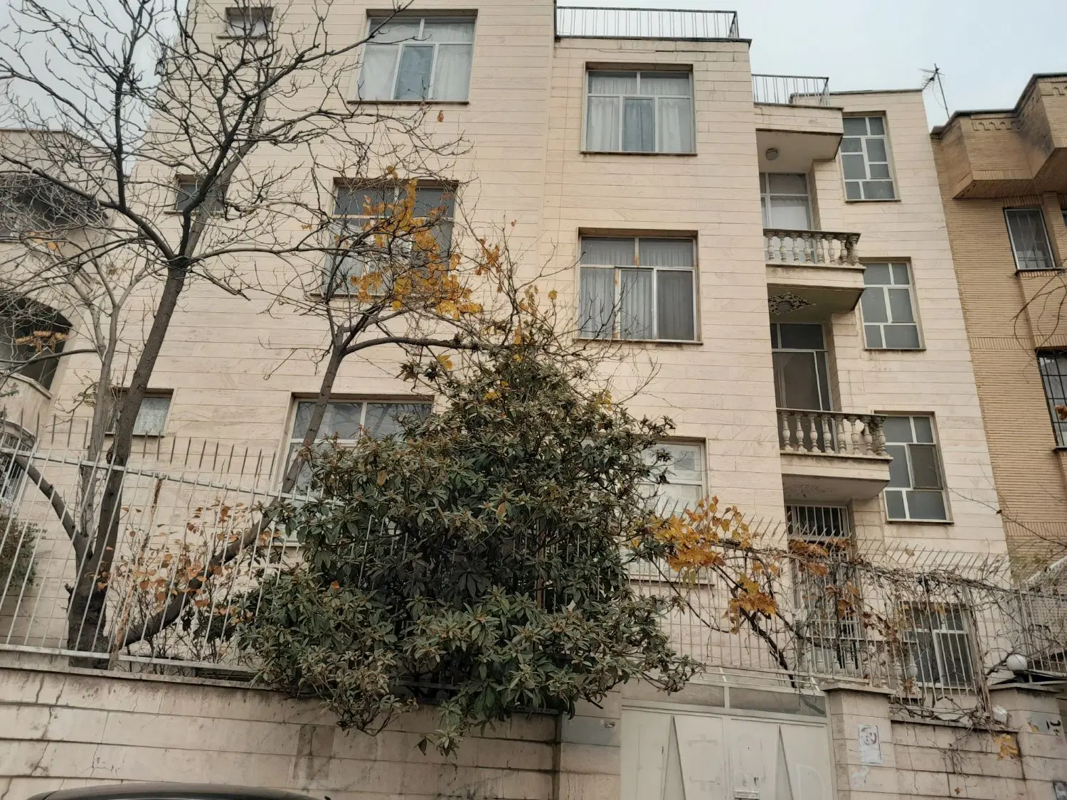 اپارتمان ۲ خوابه تک واحدی کلا ۳ طبقه