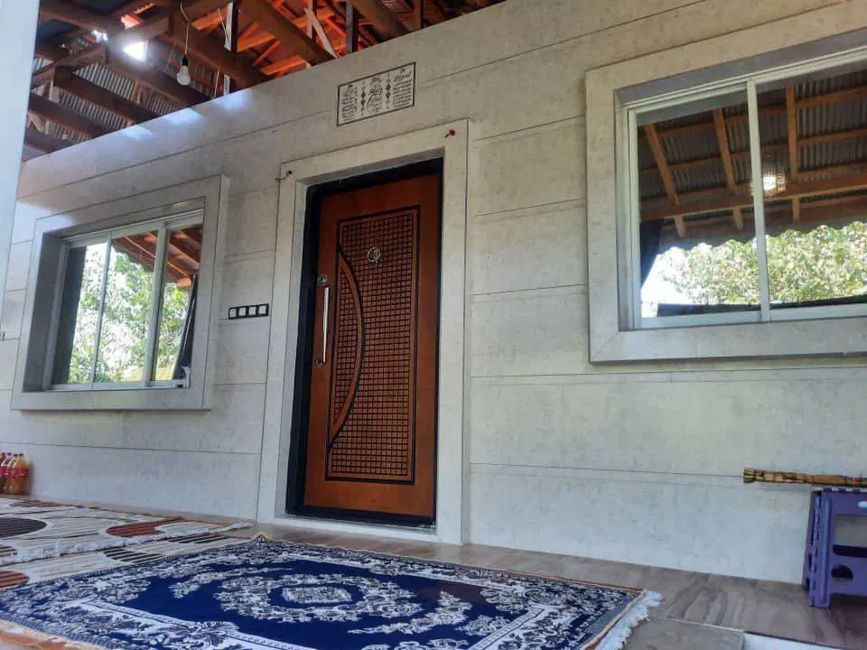 زمین با ملک ساخته شده