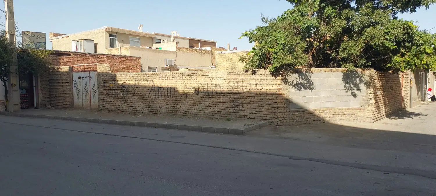 یک قطعه زمین با شرایط مسکونی تجاری
