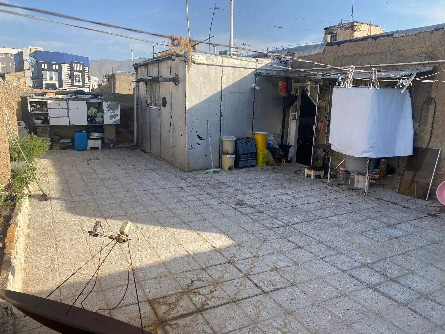 آپارتمان 183 ملک هوا است زیر مغازه است