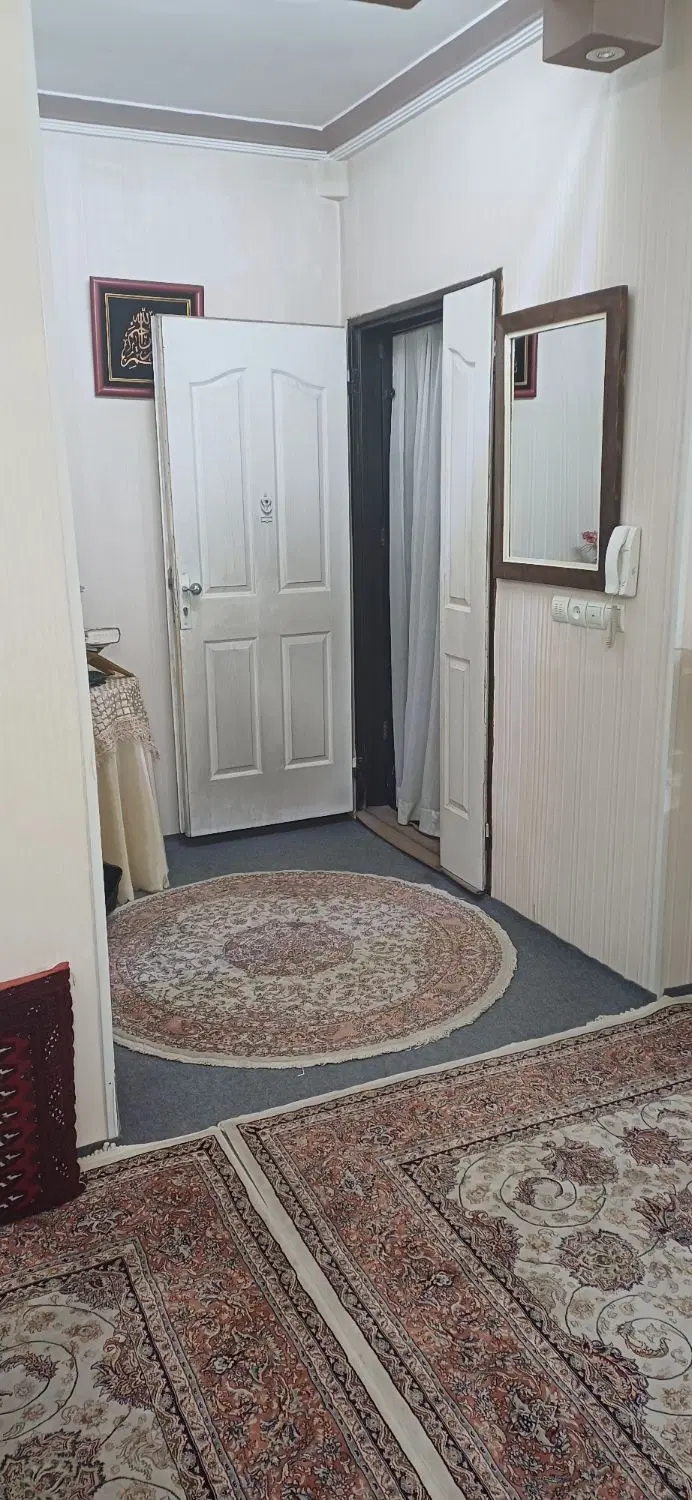آپارتمان طبقه همکف با پارکینگ اختصاصی