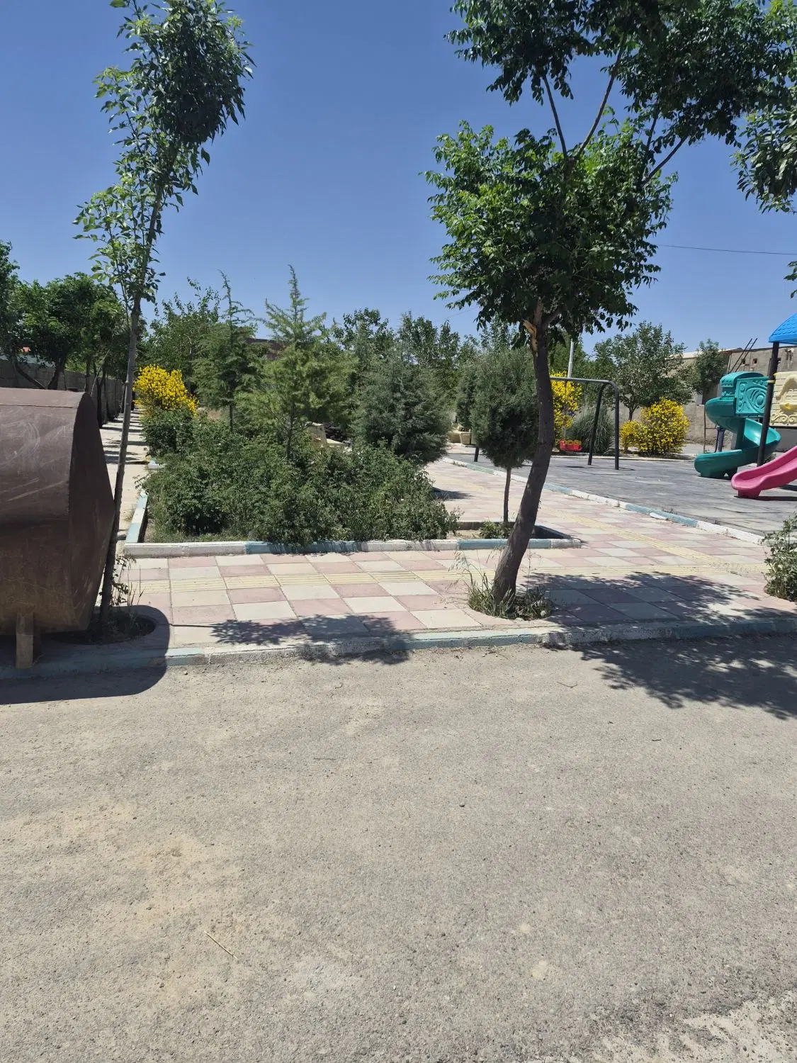 زمین داخل بافت(چهاردیواری)