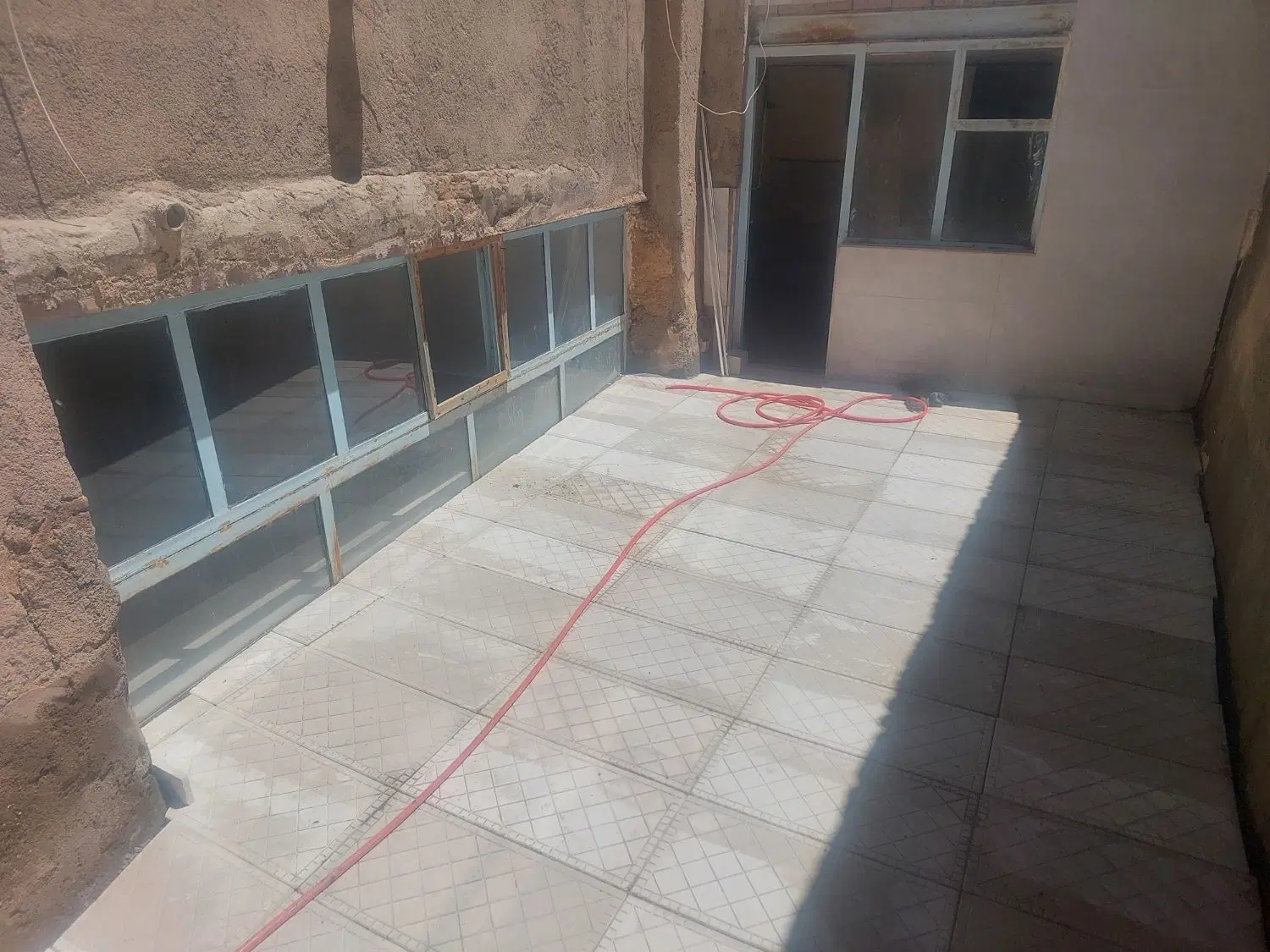 خانه دربست. زیر زمین،  حیاط دار با پارکینگ مجزا