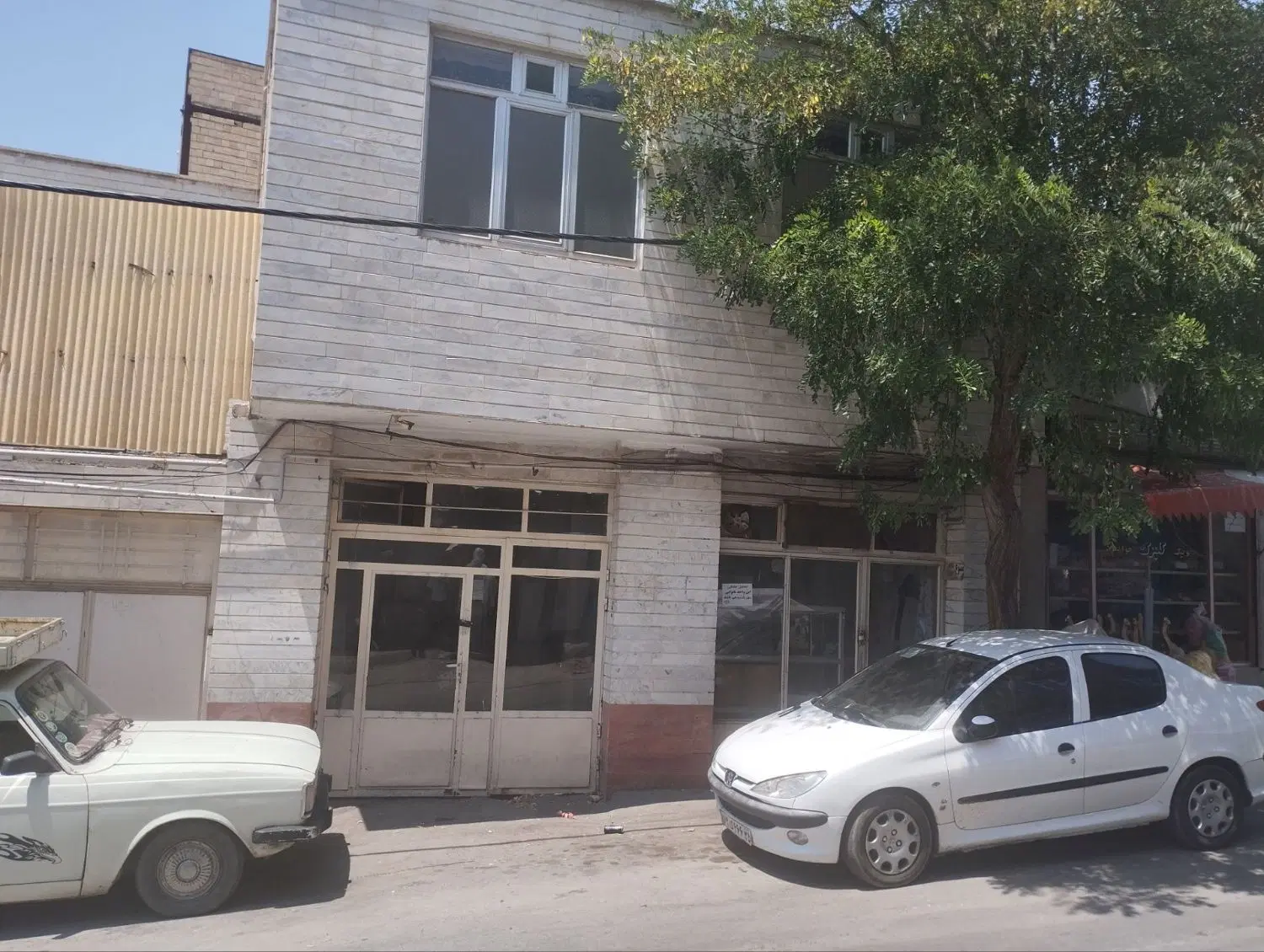 حیاط دو طبقه