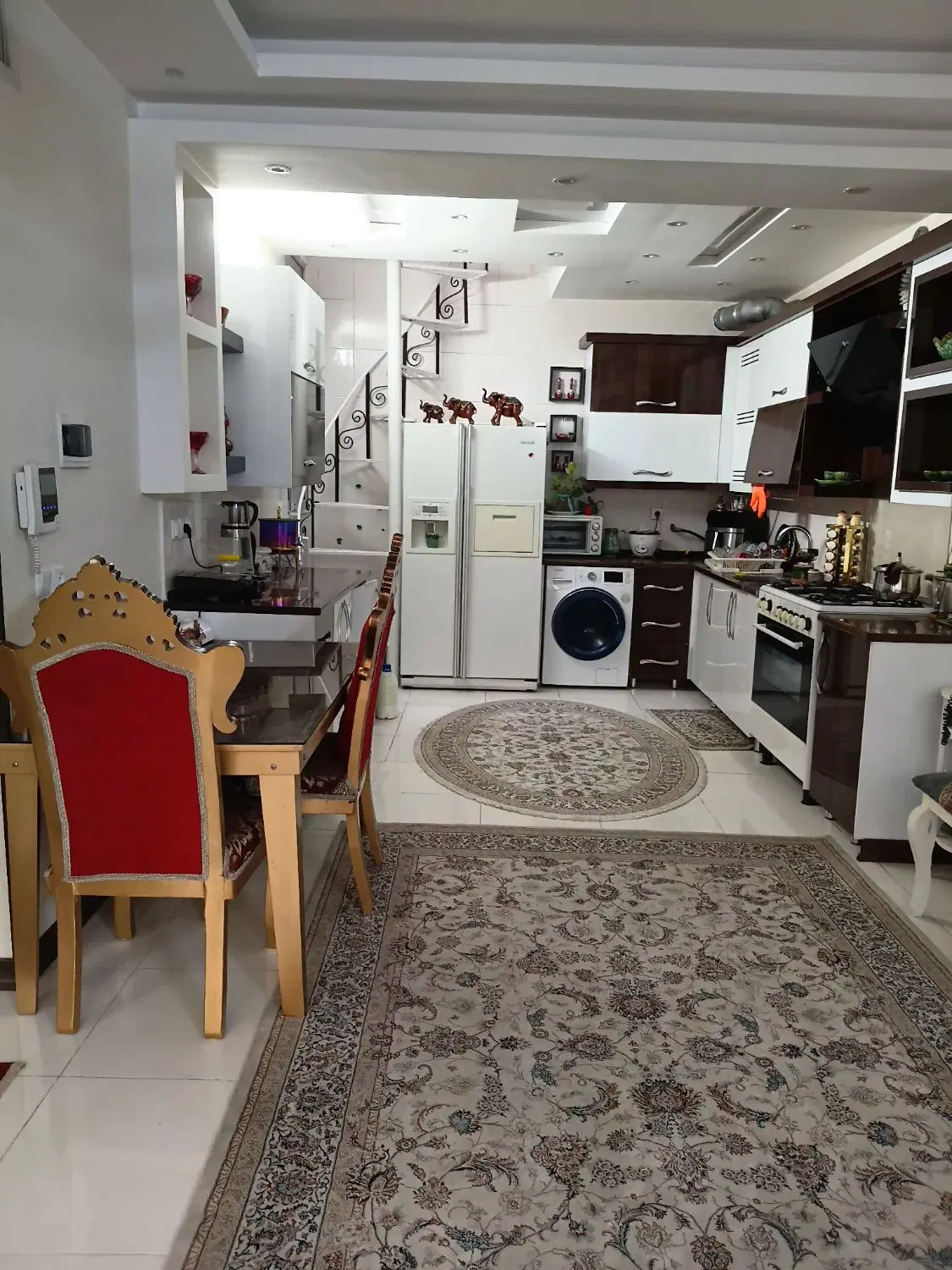 فروش خانه سه طبقه ویلایی مرکز شهر