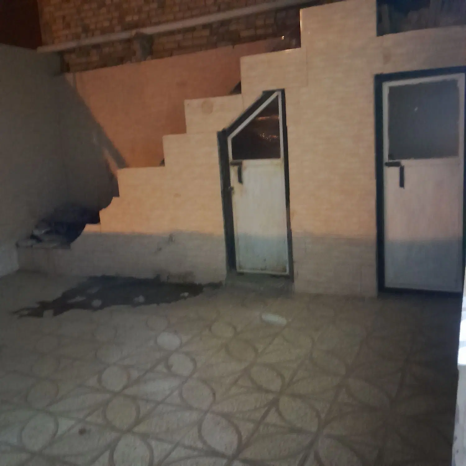 یک باب منزل مسکونی دربست