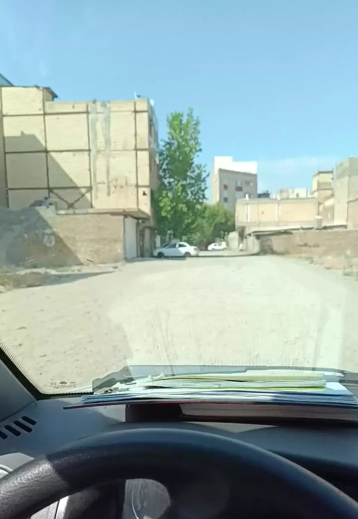 یک قطعه زمین ۱۲۰متر آماده ساخت‌وساز بامغازه ۷۰متری