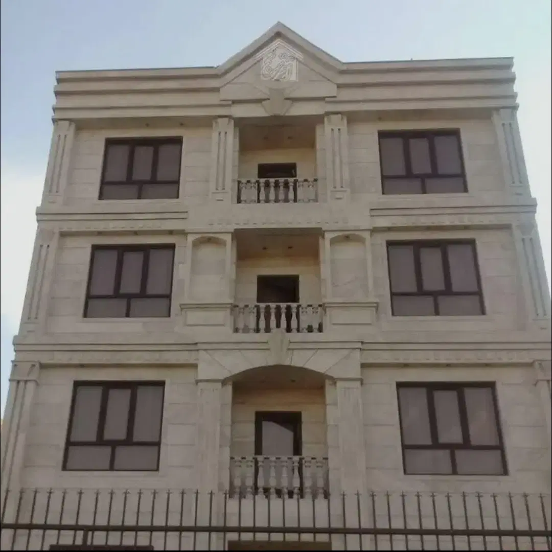 ۹۲ متر با دو پارکینگ و انباری سندی