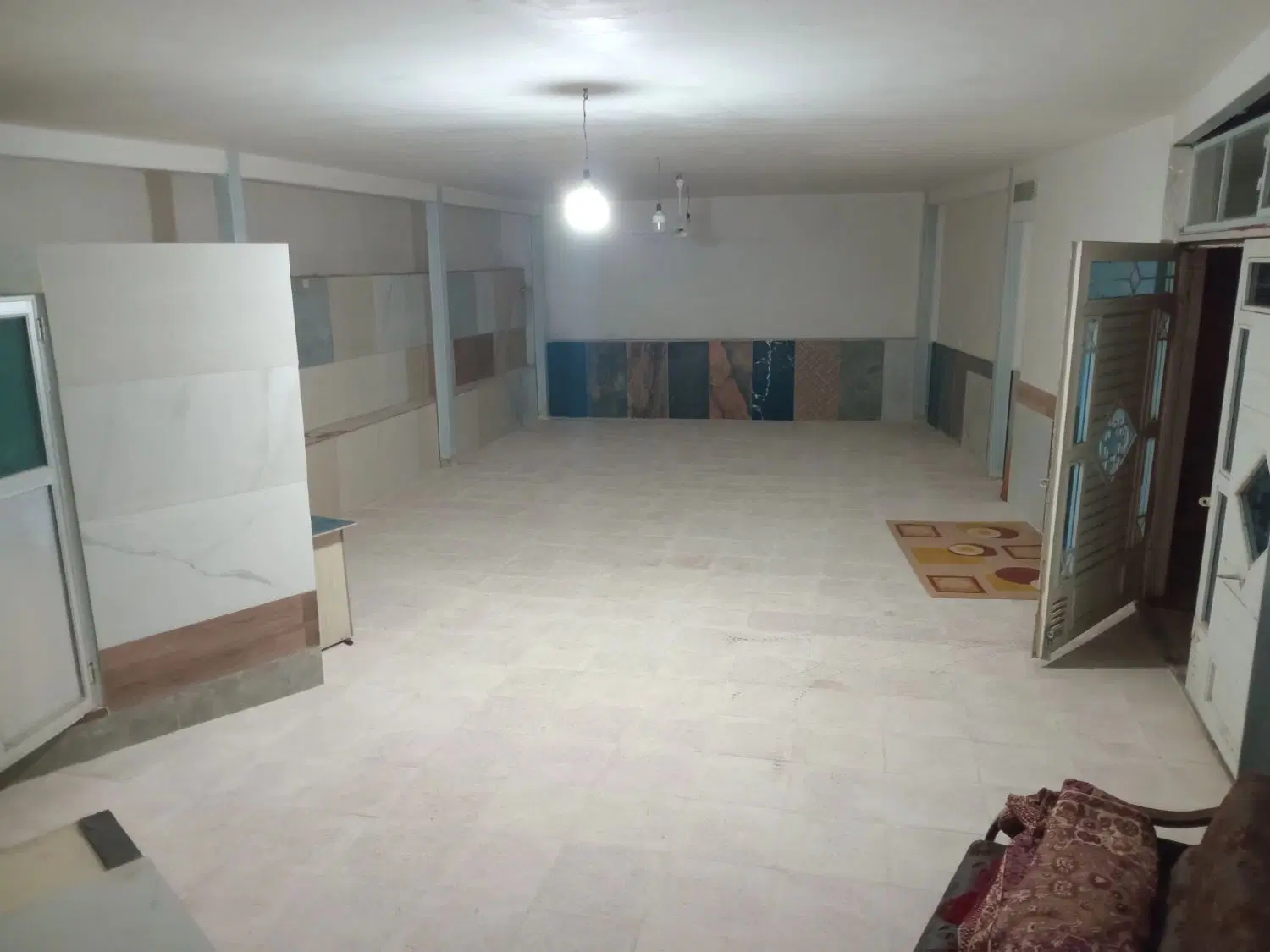 سالن ۹۰ متری تازه ساز تمیز بر خیابان
