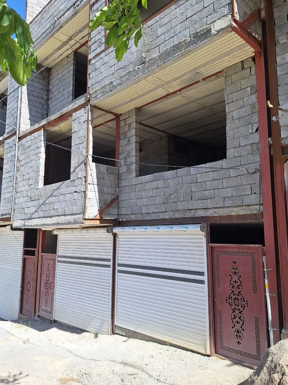طبقه اول نیمه کاره عبور مجزا در حسن آباد