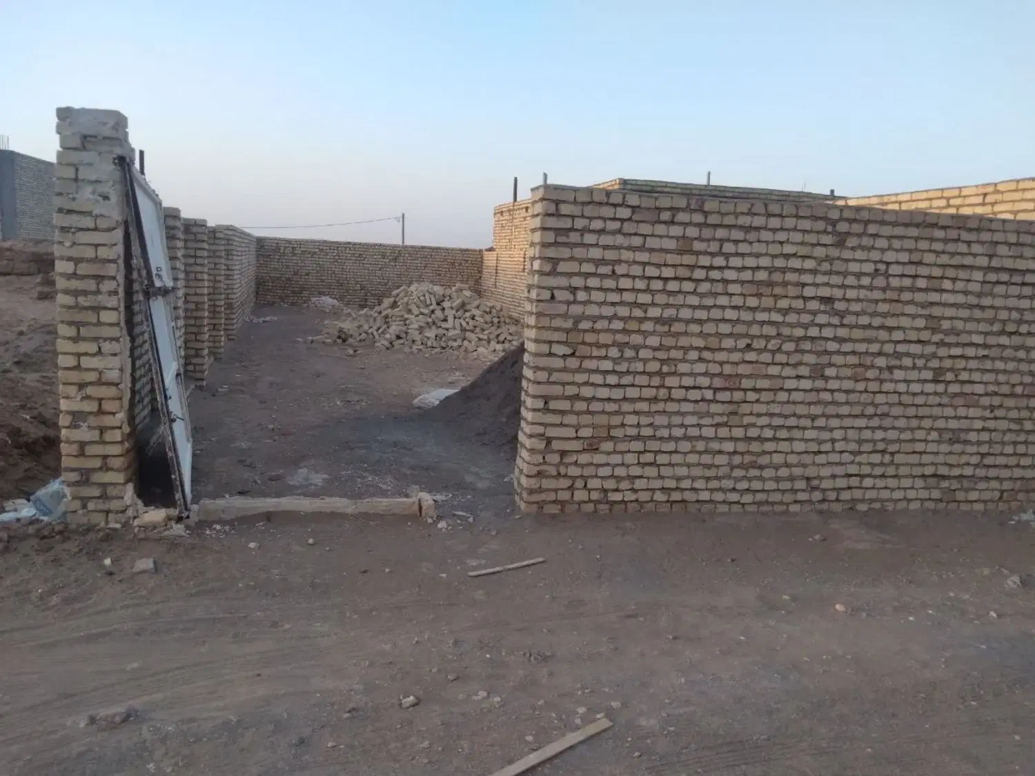زمین چهار دیواری