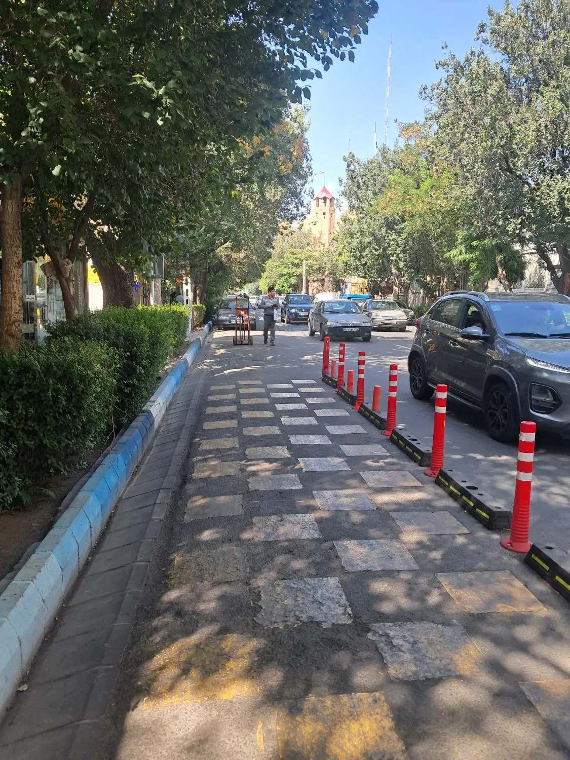 اجاره مغازه   ۱۰۰ متر خیابان خاقانی ۸۰ متر انباری