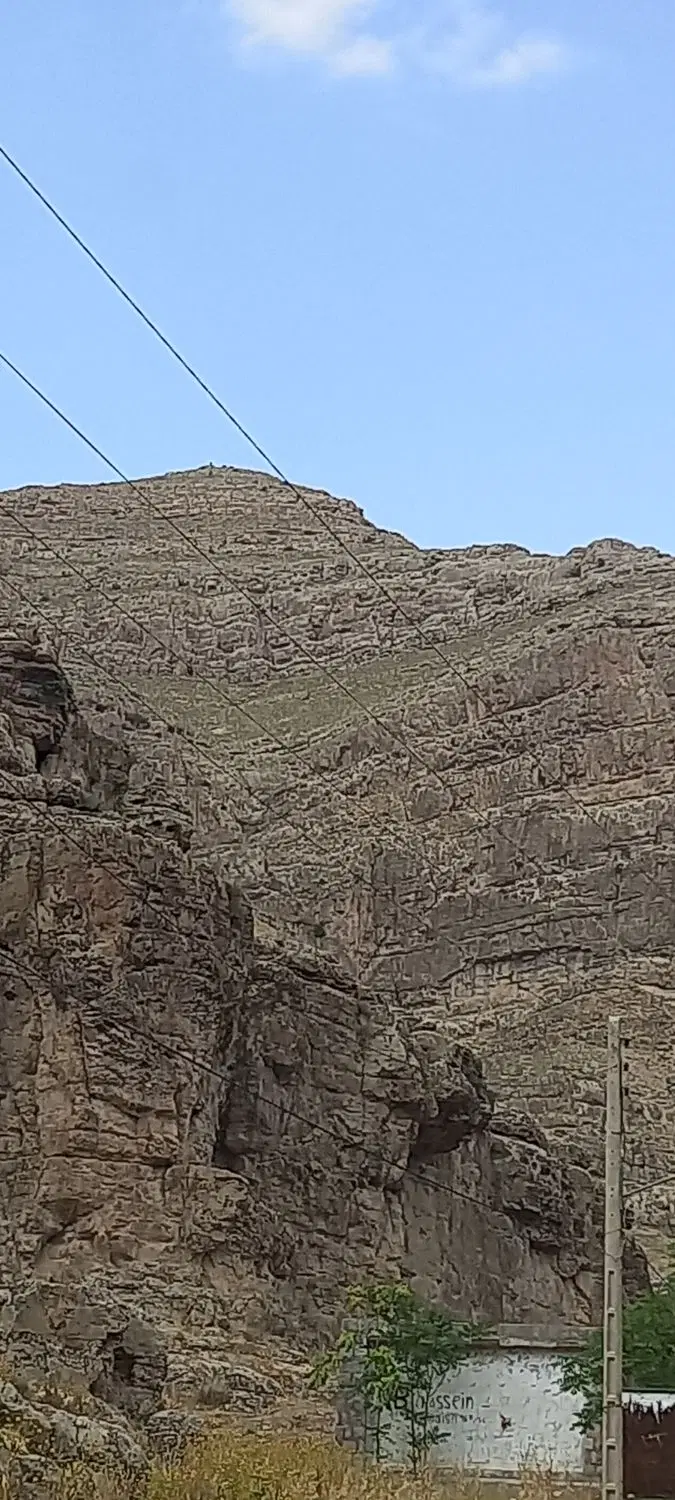 زمین دور دیوار