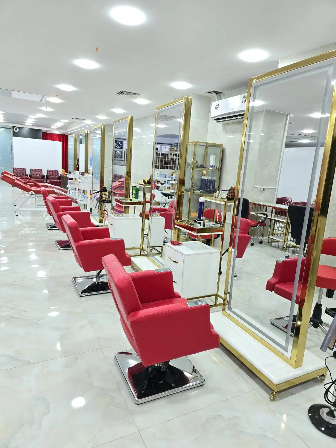 اجاره میز ناخن درسالن VIPواقع درباغ فیض