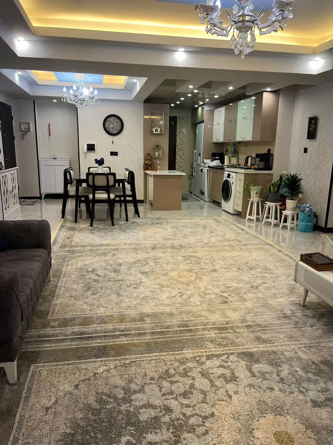 ۹۵ متری، سندی ساز، دهقانویلا