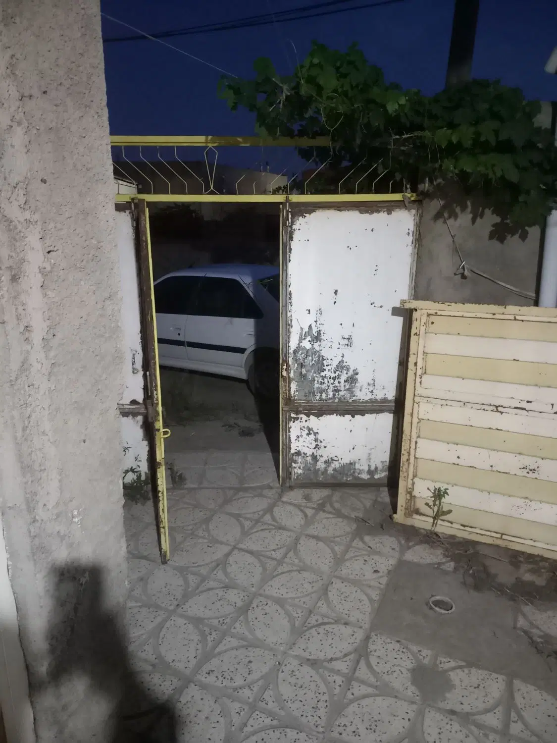 یک باب منزل مسکونی دو خواب ماشین رو