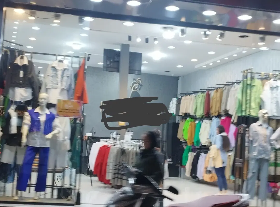 مغازه بر خیابان اصلی