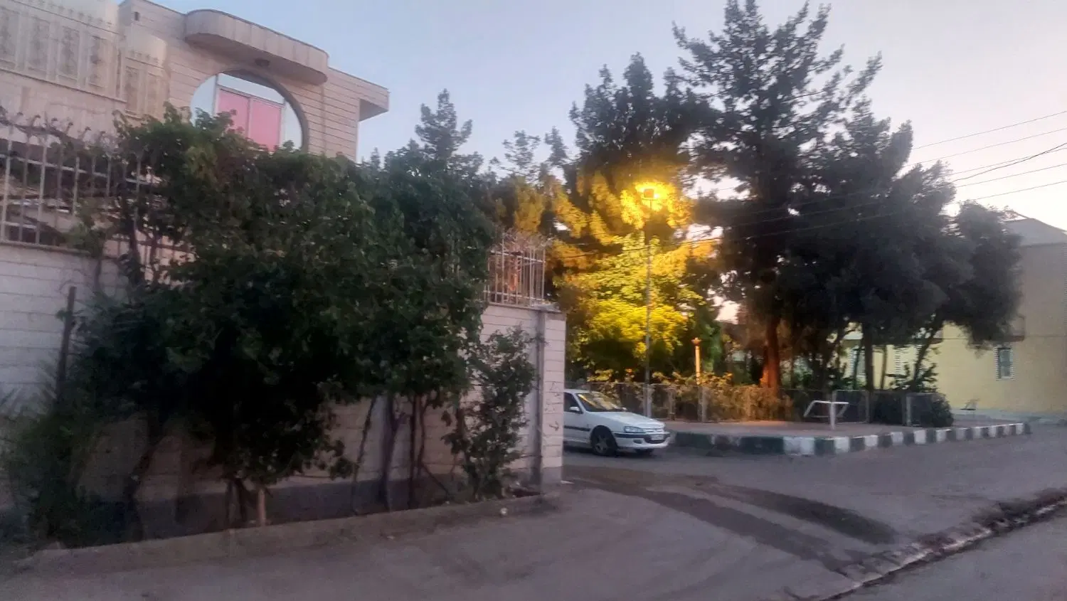 فروش منزل سه طبقه دونبش آزادگان ۱۶زیربنای ۴۲۰متر