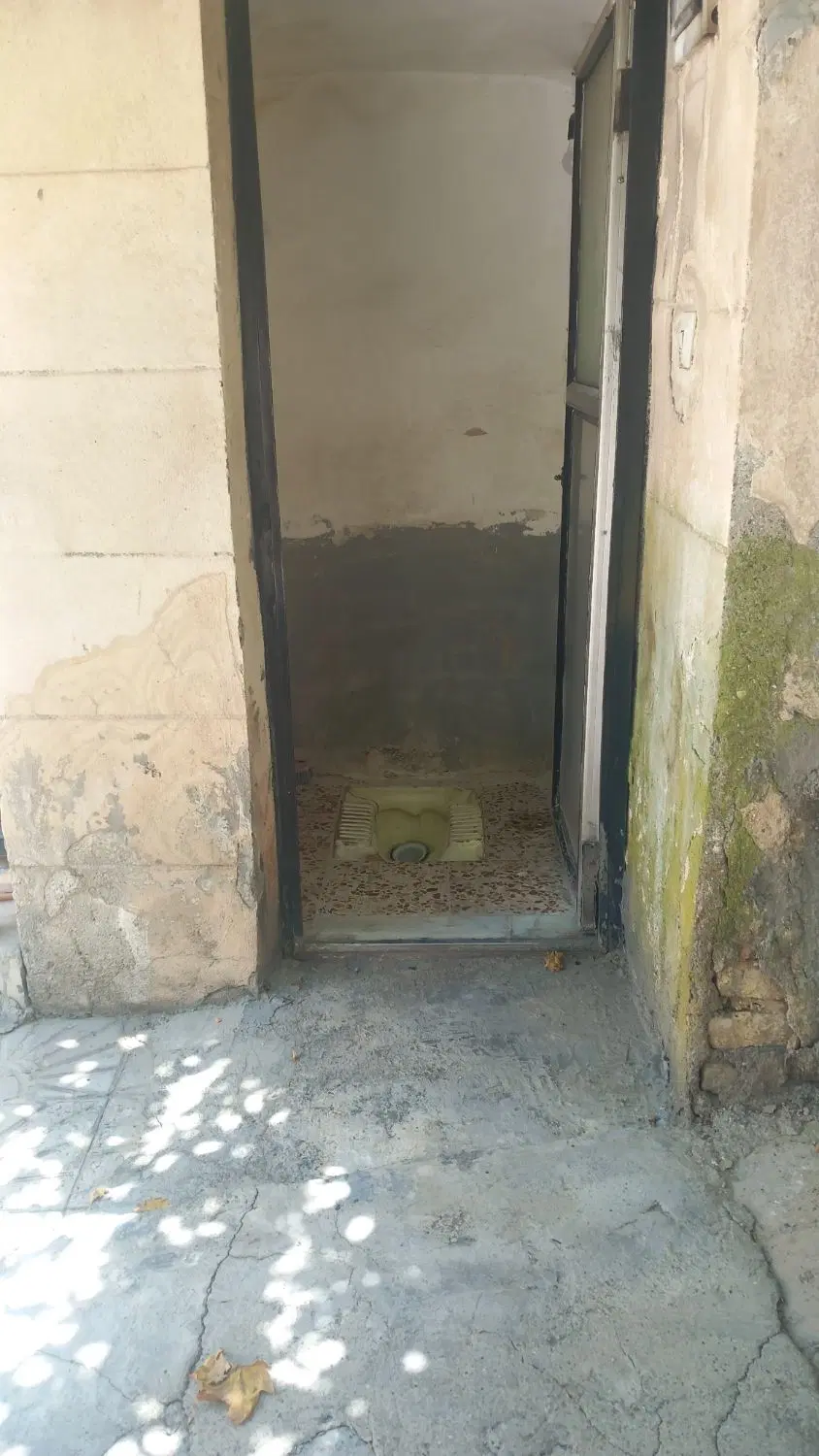 خانه کلنگی واقع در بلوار طاقبستان