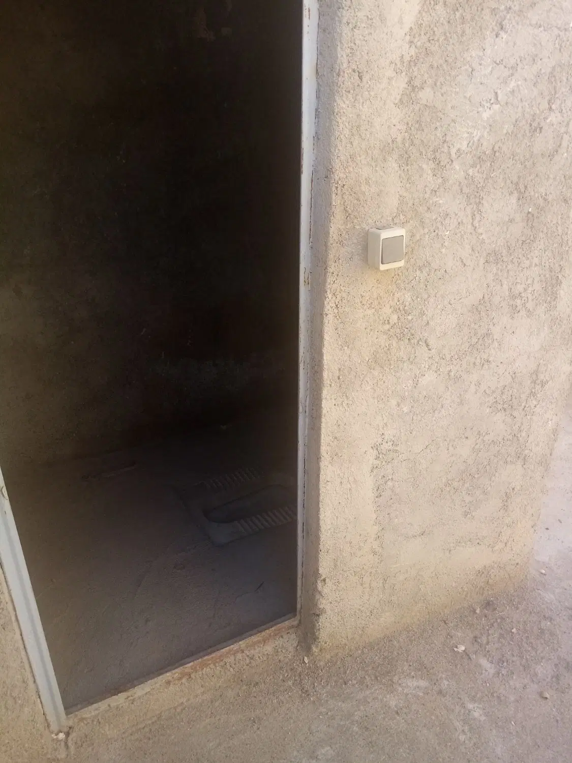 خانه قدیمی برای انبار و کارگاه
