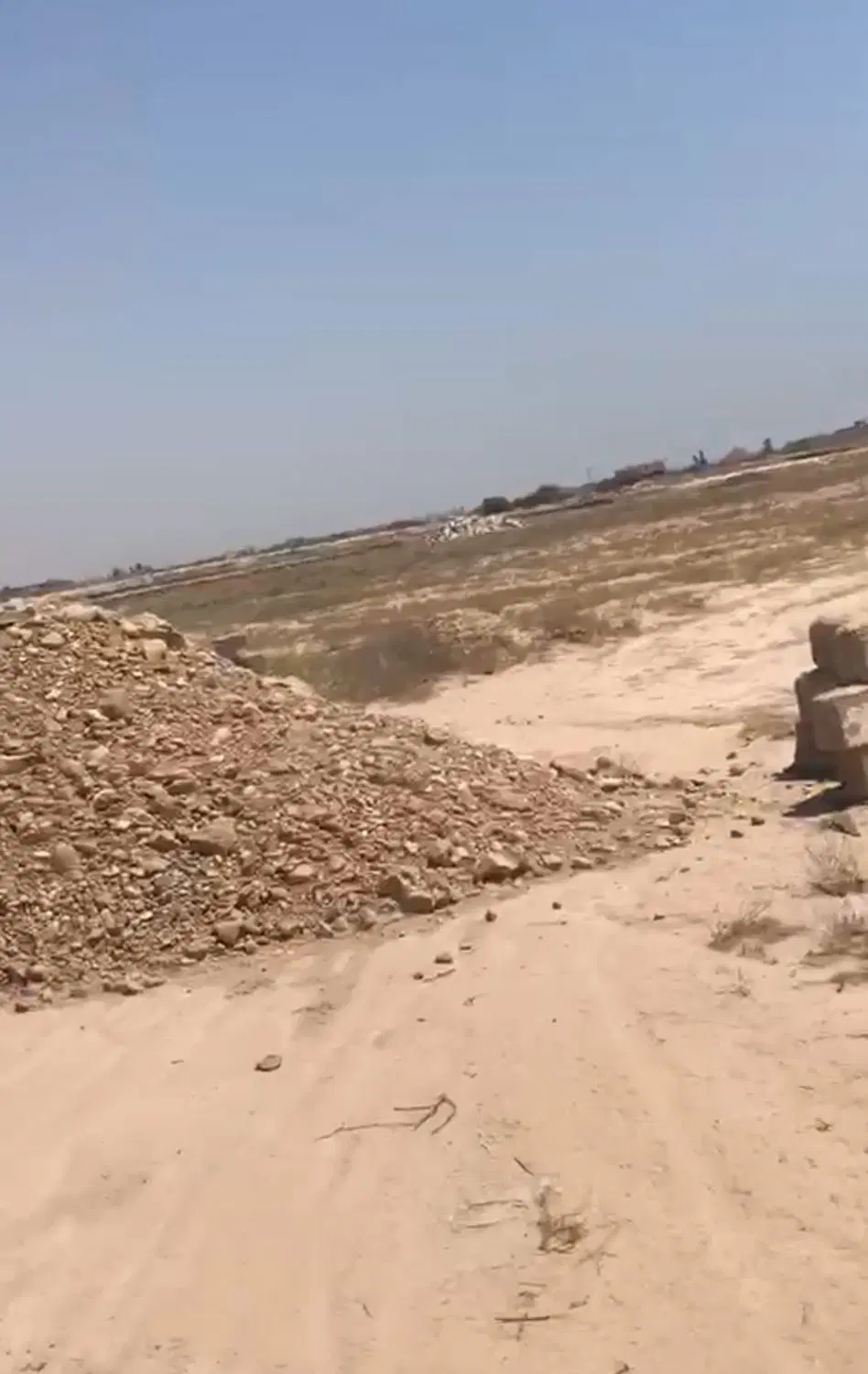 زمین پشت بند دره
