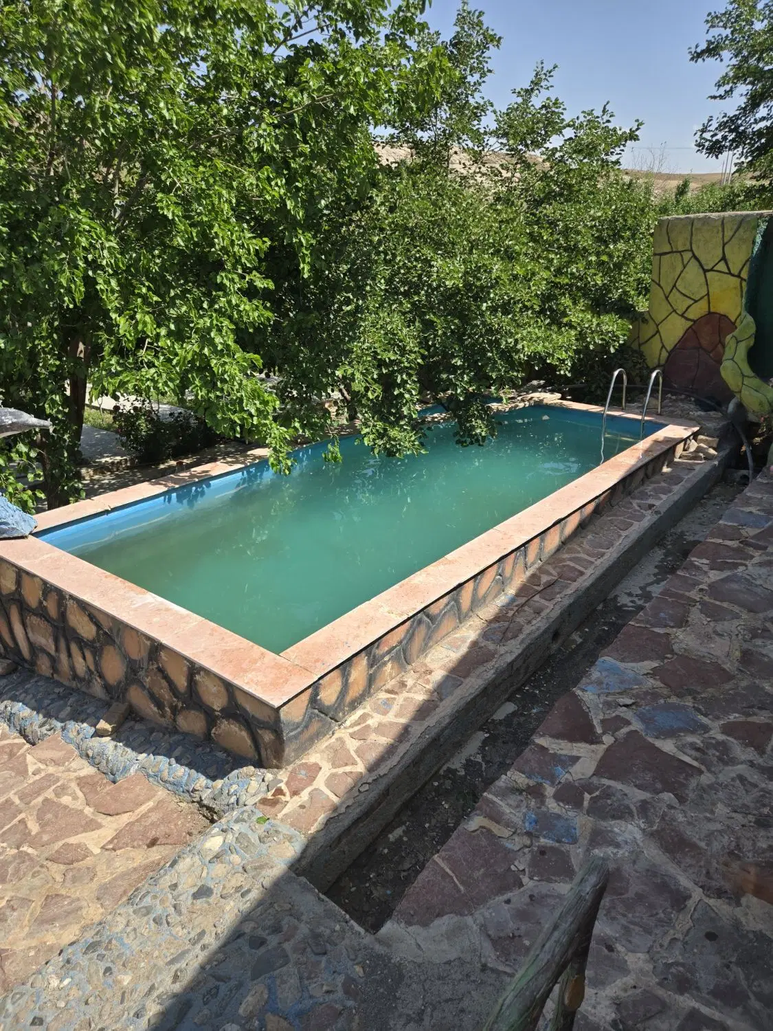 خانه باغ قدیمی واقع در ده غیبی