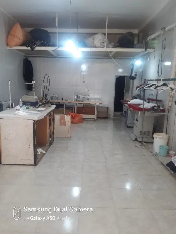 مغازه ملکش حاشیه خیابان