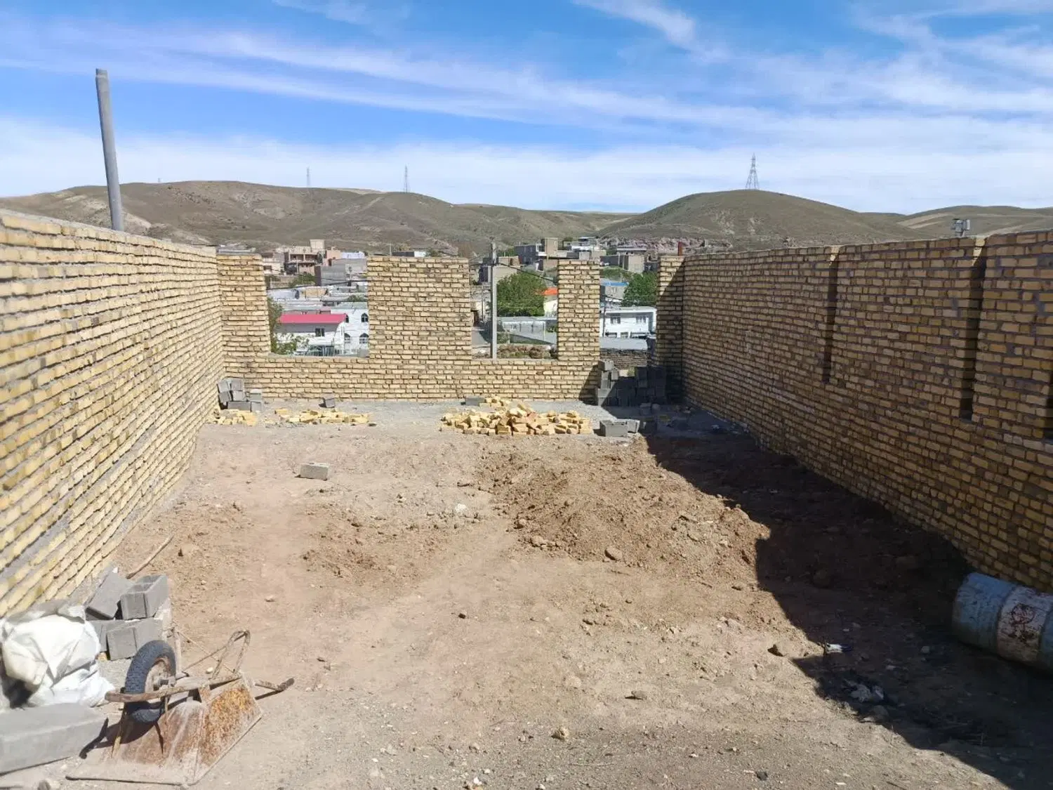 ساختمان نیمه کاره